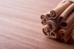在木背景的肉桂条 免版税库存图片 在木背景的肉桂条 免版税库存图片